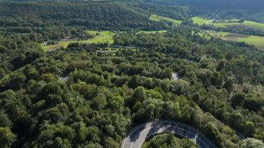 Güzel Serpentine Yolu Dağı Bieszczady Sanok Hava Manzarası Polonya. Yüksek kalite 4k görüntü