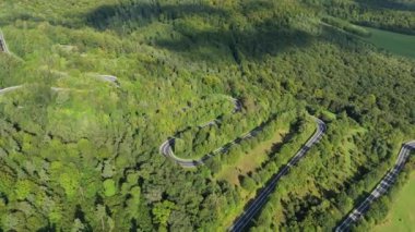 Güzel Serpentine Yolu Dağı Bieszczady Sanok Hava Manzarası Polonya. Yüksek kalite 4k görüntü