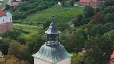 Güzel Tarihi Çan Kulesi Sandomierz Hava Görüntüsü Polonya. Yüksek kalite 4k görüntü