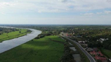 Güzel Peyzaj Nehri Vistula Yolu Sandomierz Hava Manzarası Polonya. Yüksek kalite 4k görüntü