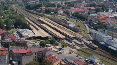 Güzel Peyzaj Tren İstasyonu Przemysl Hava Manzaralı Polonya. Yüksek kalite 4k görüntü