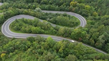 Güzel Serpentine Yolu Dağı Bieszczady Sanok Hava Manzarası Polonya. Yüksek kalite 4k görüntü