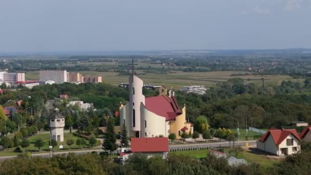 Piękny Panoramiczny Kościół Wzgórze Przemysłowe Widok Powietrza Polska Wysokiej Jakości — Wideo stockowe