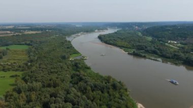Güzel Panorama Nehri Vistula Janowiec Kazmierz Dolny Hava Manzaralı Polonya. Yüksek kalite 4k görüntü