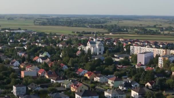 Όμορφο Τοπίο Εκκλησία Στέγαση Κτήμα Krasnystaw Aerial View Πολωνία Υψηλής — Αρχείο Βίντεο