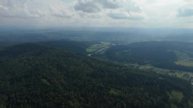 Güzel Panorama Dağı Nehri Lesko Havadan Görünümü Polonya. Yüksek kalite 4k görüntü