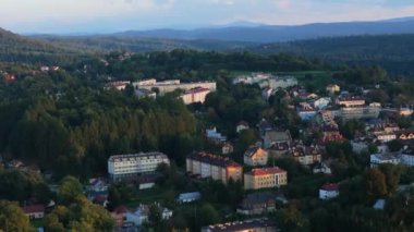 Güzel Manzara Şehir Merkezi Dağları Lesko Hava Manzarası Polonya. Yüksek kalite 4k görüntü