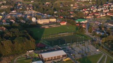Güzel peyzaj futbolu sahası Lesko Havacılık Polonya. Yüksek kalite 4k görüntü