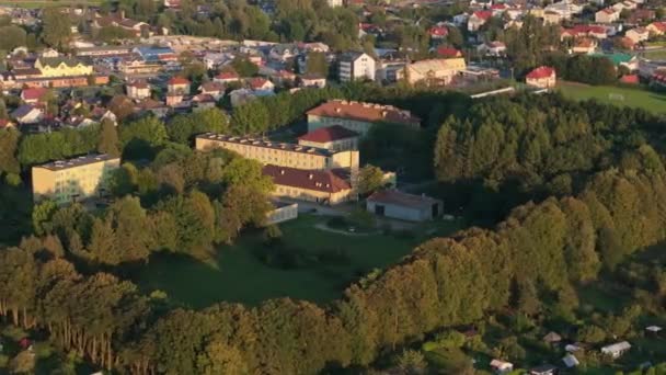 Gyönyörű Landscape School Complex Lesko Aerial View Lengyelország Kiváló Minőségű — Stock videók
