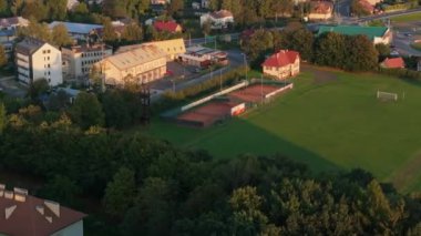 Güzel futbol sahası Lesko hava manzaralı Polonya. Yüksek kalite 4k görüntü