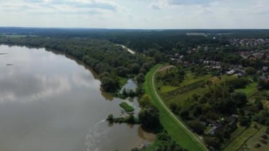 Güzel Nehir Kıyısı Vistula Pulawy Hava Manzarası Polonya. Yüksek kalite 4k görüntü