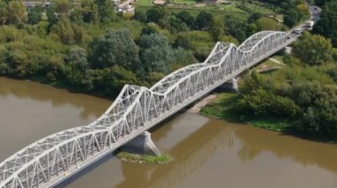 Güzel Peyzaj Köprüsü Vistula Pulawy Hava Görüntüsü Polonya. Yüksek kalite 4k görüntü