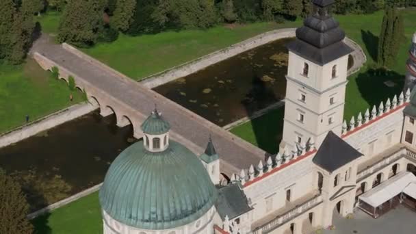 Indah Istana Pintu Masuk Pond Krasiczyn Pemandangan Udara Polandia Rekaman — Stok Video