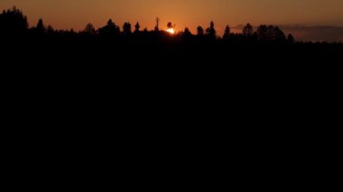 Güzel Sunset Moutnains Nehri Lesko Havadan Görünümü Polonya. Yüksek kalite 4k görüntü