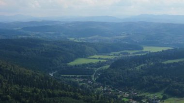Güzel Panorama Dağı Nehri Lesko Havadan Görünümü Polonya. Yüksek kalite 4k görüntü