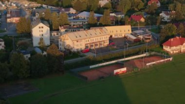 Güzel Futbol Sahası İtfaiye Tugayı Lesko Hava Manzarası Polonya. Yüksek kalite 4k görüntü