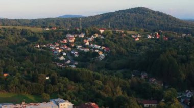 Güzel Peyzaj Dağları Evleri Orman Lesko Havacılık Görünümü Polonya. Yüksek kalite 4k görüntü