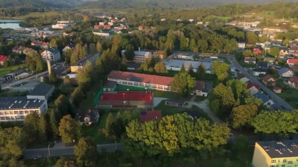 Όμορφη Σχολή Τοπίου Συγκρότημα Lesko Aerial View Πολωνία Υψηλής Ποιότητας — Αρχείο Βίντεο