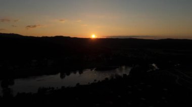 Güzel Sunset Moutnains Nehri Lesko Havadan Görünümü Polonya. Yüksek kalite 4k görüntü
