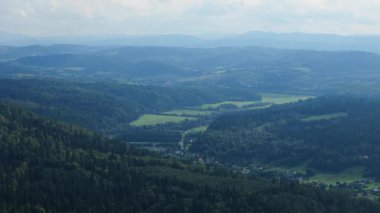 Güzel Panorama Dağı Lesko Hava Manzarası Polonya. Yüksek kalite 4k görüntü