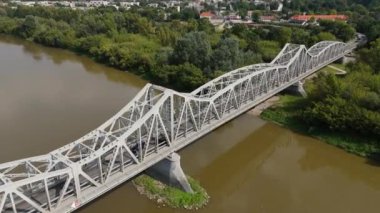 Güzel Peyzaj Köprüsü Vistula Pulawy Hava Görüntüsü Polonya. Yüksek kalite 4k görüntü