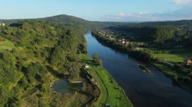 Güzel Peyzaj Nehri Dağları Lesko Hava Manzarası Polonya. Yüksek kalite 4k görüntü