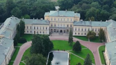 Güzel manzara Czartoryski Sarayı Müzesi Pulawy Hava Manzarası Polonya. Yüksek kalite 4k görüntü