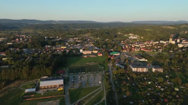 Schöne Landschaft Fußballplatz Lesko Luftaufnahme Polen Hochwertiges Filmmaterial — Stockvideo