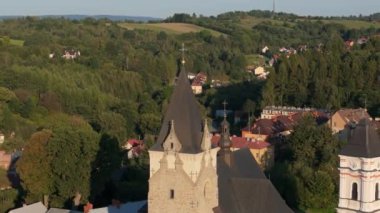 Lesko Dağları Şehir Merkezi Güzel Kilise Kulesi Hava Görüntüsü Polonya. Yüksek kalite 4k görüntü
