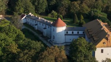 Güzel Kale Lesko Ormanı Hava Manzarası Polonya. Yüksek kalite 4k görüntü