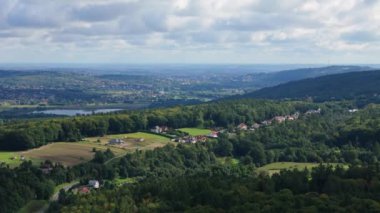 Güzel Peyzaj Dağları Krasiczyn Przemysl Hava Görüntüsü Polonya. Yüksek kalite 4k görüntü