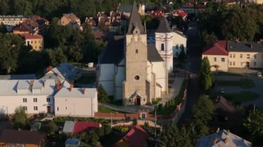 Lesko Dağları 'nın aşağısındaki güzel kilise hava manzaralı Polonya. Yüksek kalite 4k görüntü