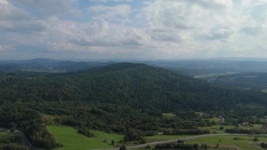 Güzel Panorama Yolu Dağı Lesko Havadan Görünümü Polonya. Yüksek kalite 4k görüntü