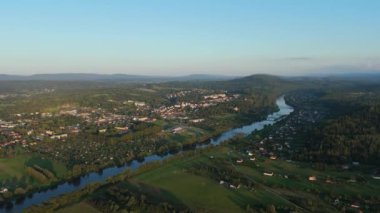 Güzel Peyzaj Nehri Dağları Lesko Hava Manzarası Polonya. Yüksek kalite 4k görüntü