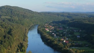 Güzel Peyzaj Nehri Dağları Lesko Hava Manzarası Polonya. Yüksek kalite 4k görüntü