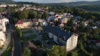 Güzel şehir merkezi Lesko Hava Manzarası Polonya. Yüksek kalite 4k görüntü