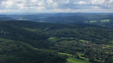 Güzel Peyzaj Dağları Ormanı Krasiczyn Przemysl Hava Görüntüsü Polonya. Yüksek kalite 4k görüntü
