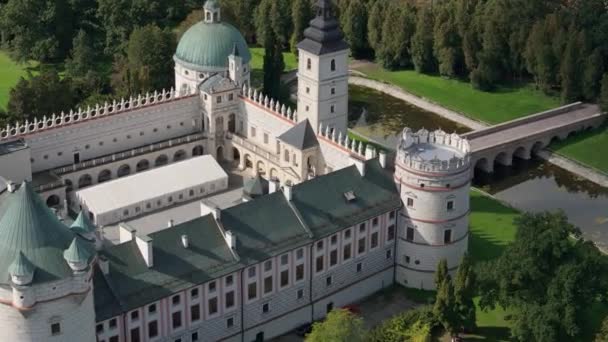 Όμορφη Κάστρο Πύργος Krasiczyn Αεροφωτογραφία Πολωνία Υψηλής Ποιότητας Πλάνα — Αρχείο Βίντεο