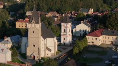 Lesko Dağları 'nın aşağısındaki güzel kilise hava manzaralı Polonya. Yüksek kalite 4k görüntü