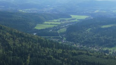Güzel Panorama Dağı Nehri Lesko Havadan Görünümü Polonya. Yüksek kalite 4k görüntü