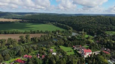 Güzel Peyzaj Parkı Nehri San Krasiczyn Havacılık Manzarası Polonya. Yüksek kalite 4k görüntü
