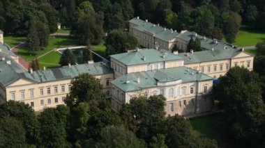 Güzel manzara Czartoryski Sarayı Müzesi Pulawy Hava Manzarası Polonya. Yüksek kalite 4k görüntü