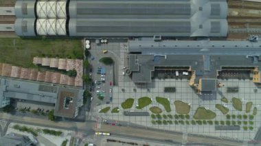 Güzel Top Down Tren İstasyonu Wroclaw Hava Manzaralı Polonya. Yüksek kalite 4k görüntü