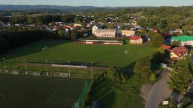 Güzel futbol sahası Lesko hava manzaralı Polonya. Yüksek kalite 4k görüntü