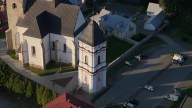 Güzel Kilise Kulesi Lesko Dağları Hava Görüntüsü Polonya. Yüksek kalite 4k görüntü