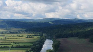 Güzel Peyzaj Dağları Nehir San Krasiczyn Hava Manzarası Polonya. Yüksek kalite 4k görüntü