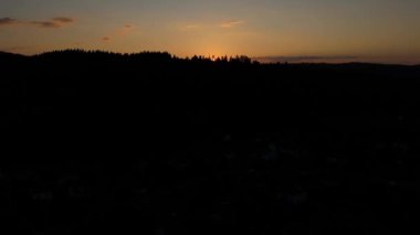 Güzel Sunset Moutnains Nehri Lesko Havadan Görünümü Polonya. Yüksek kalite 4k görüntü