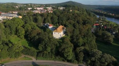 Güzel Manzara Castle River Ormanı Lesko Havadan Görünümü Polonya. Yüksek kalite 4k görüntü