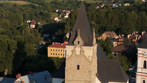 Prachtige Kerktoren Het Centrum Van Lesko Mountains Aerial View Polen — Stockvideo