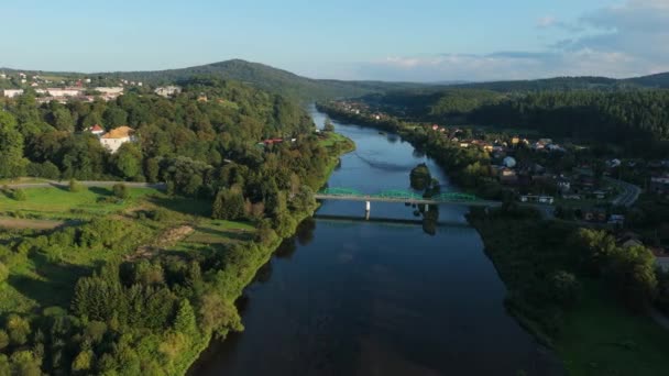 Gyönyörű Landscape Bridge River Hegység Lesko Aerial View Lengyelország Kiváló — Stock videók